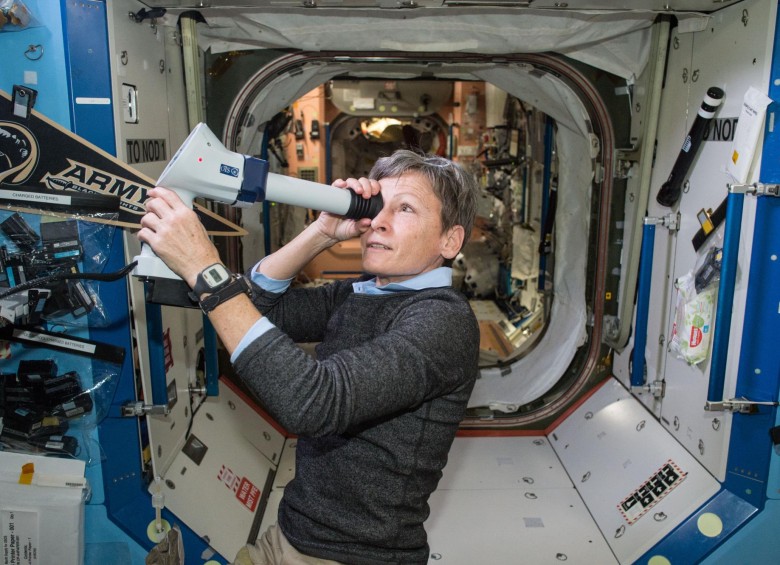 En 2017, Whitson se convirtió en la primera mujer astronauta comandante de la Estación Espacial Internacional por segunda vez.