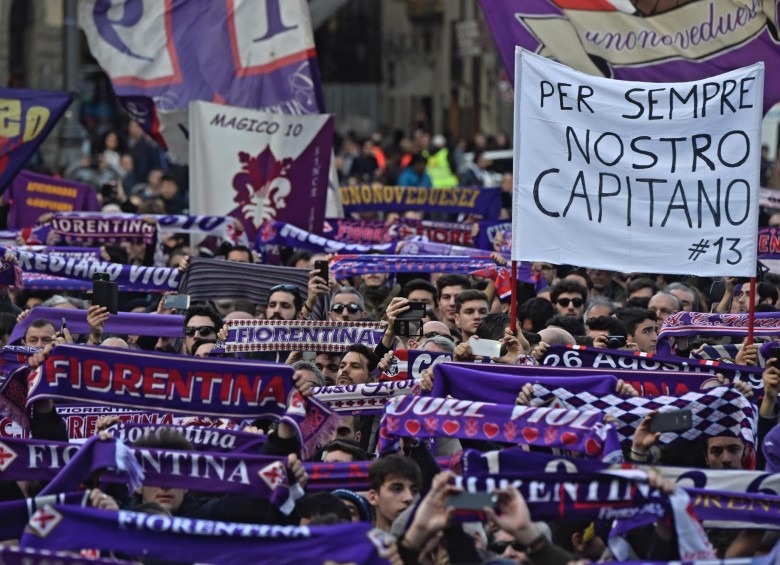 En la ciudad de Florencia se llevó a cabo el funeral del capitán de la Fiorentina, Davide Astori, en compañía de una multitud de gente que lo despidió. FOTO EFE