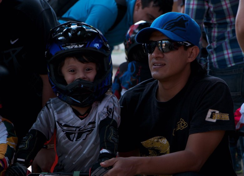 Emiliano Montoya es un niño dedicado al bicicrós y la natación, pasiones que espera mantener. FOTO cortesía diana osorio 