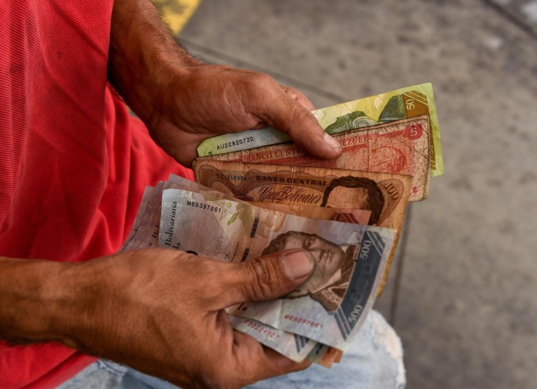 Bolívares, moneda de Venezuela. FOTO: AFP