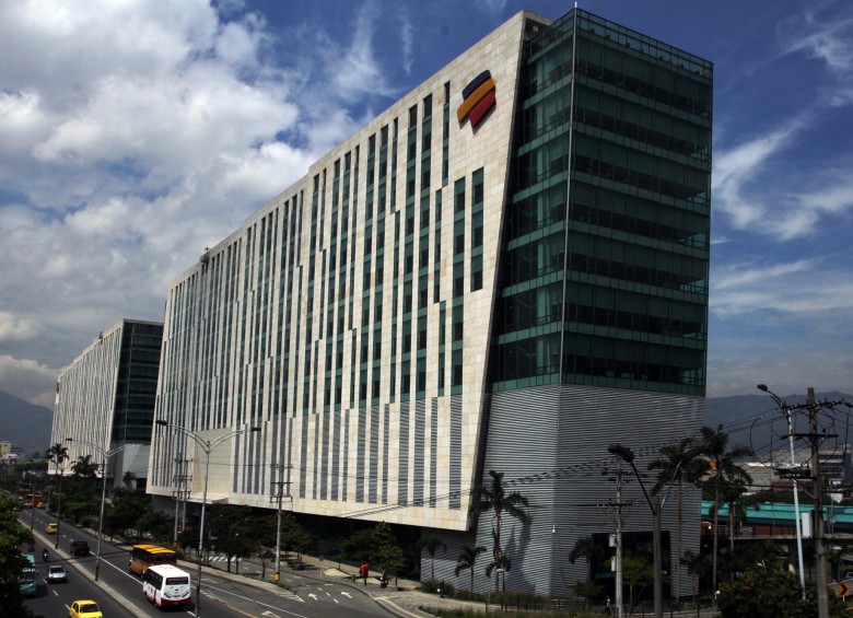 La sede central de Bancolombia en Medellín, desde donde partió la denuncia del robo. FOTO Robinson Sáenz