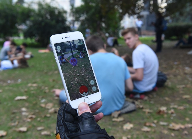 Pokémon GO obliga a sus jugadores a caminar por las calles con el celular en las manos en busca de las poderosas criaturas virtuales. FOTO AFP