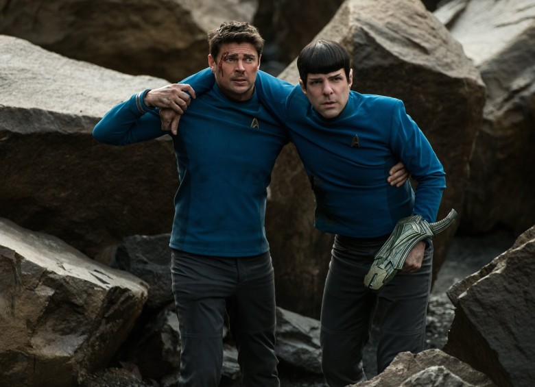 El Dr. ‘Bones’ McCoy y el comandante Spock, interpretados por los actores de la nueva saga. FOTO cortesía Paramount Pictures