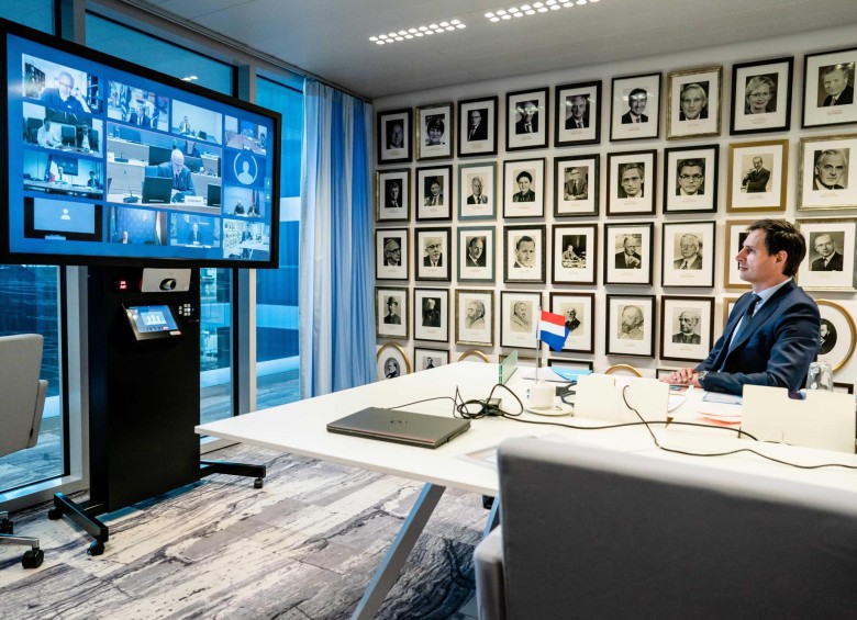 El ministro holandés Wopke Hoekstra durante una videoconferencia con los ministros de finanzas de la UE, sobre los medios que deben utilizarse para absorber el golpe económico de la crisis de la coronavirus. Foto: EFE