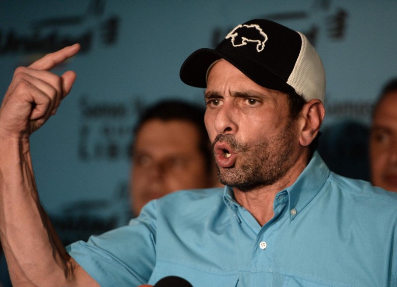 Capriles, uno de los principales líderes de la oposición aseguró que se retira de la Mesa de la Unidad Democrática mientras que Ramos Allup permanezca en ella. FOTO AFP
