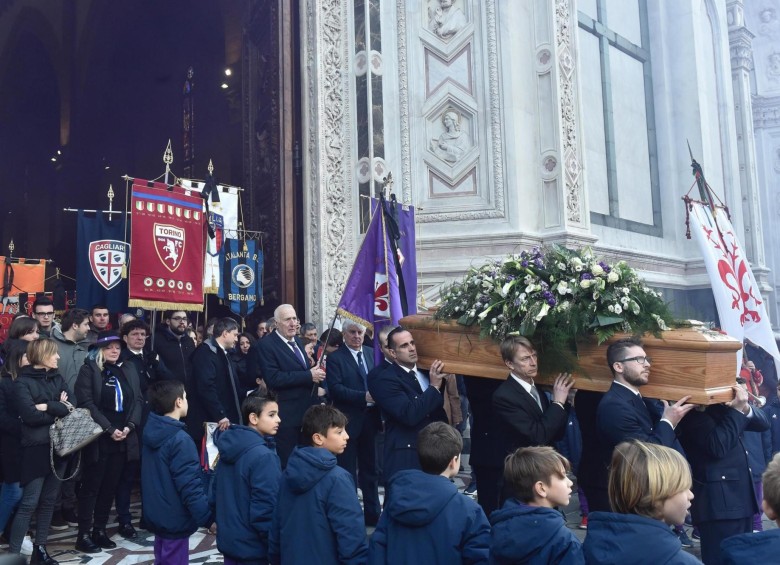 Miles de personas se apostaron a las afueras de la iglesia Santa Cruz para despedir el ídolo de la Fiorentina y la Selección Italiana. FOTO EFE
