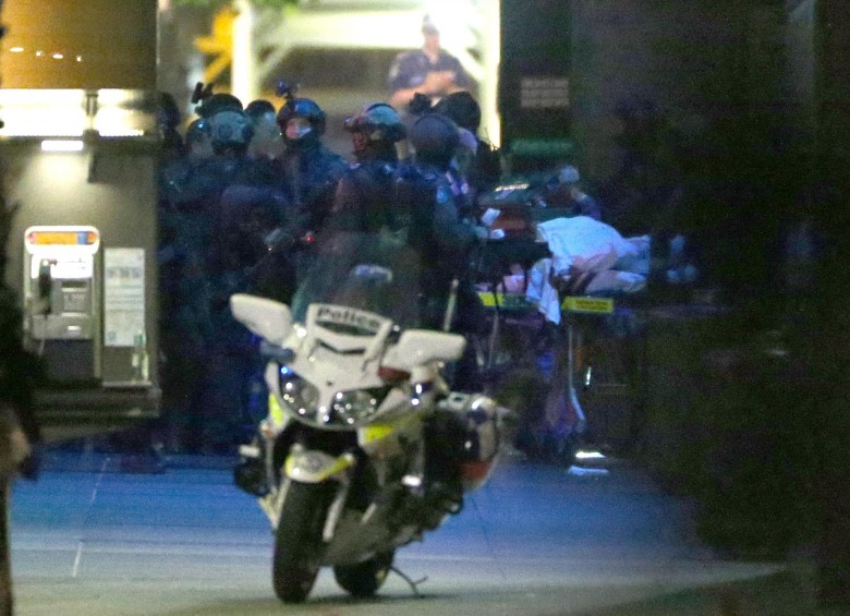 La Policía confirmó la muerte de tres personas, entre ellos el secuestrador, y cuatro heridas en operación de rescate de rehenes en un café del centro de Sídney. FOTO AP