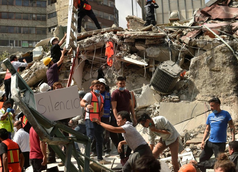 Socorristas buscan sobrevivientes en los edificios que se desplomaron en México. FOTO AFP