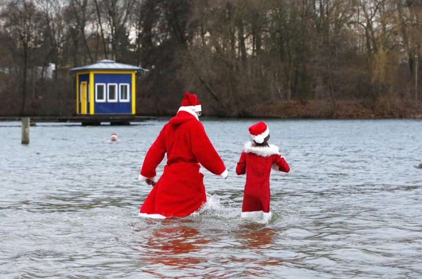 Este chapuzón navideño anual ya se ha convertido en una tradición. FOTO Reuters