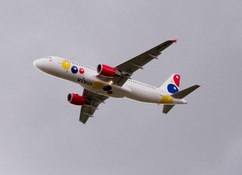 La aerolínea Viva Colombia confirmó que una aeronave suya fue impactada por un rayo, pero no generó problemas de seguridad. FOTO COLPRENSA
