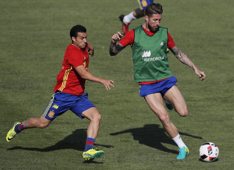 Sergio Ramos y Pedro Rodríguez. jugadores de una España que busca su tecer Euro. FOTO afp