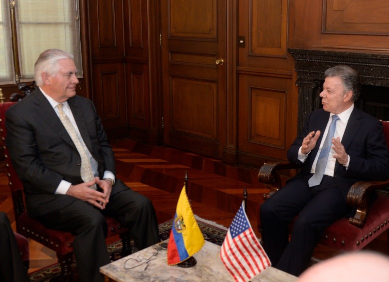 El secretario de Estado de EE. UU., Rex Tillerson (izquierda), visitó ayer al presidente Juan Manuel Santos en la Casa de Nariño. Hoy culminará su estancia en el país. FOTO cortesía presidencia