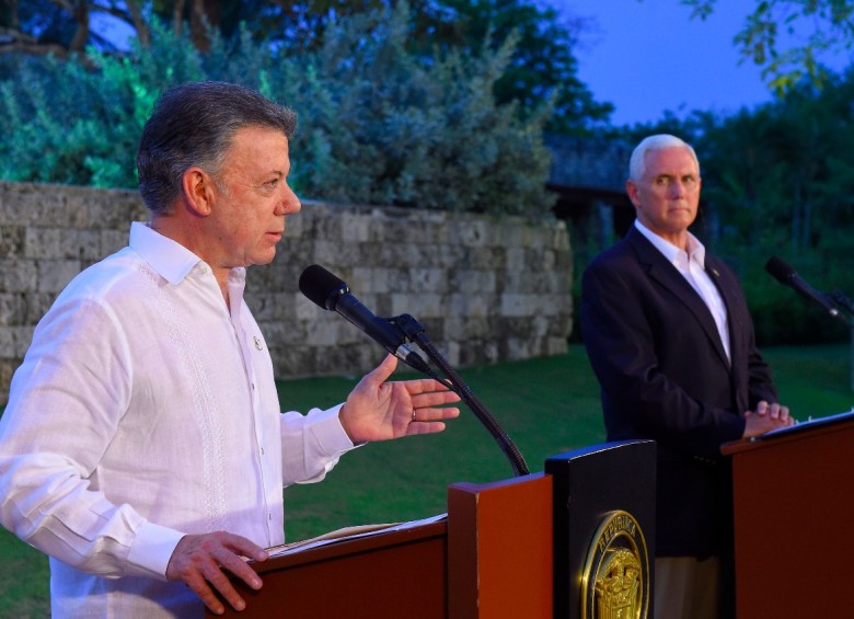 Juan Manuel Santos y Mike Pence, durante el encuentro en Cartagena. FOTO PRESIDENCIA.