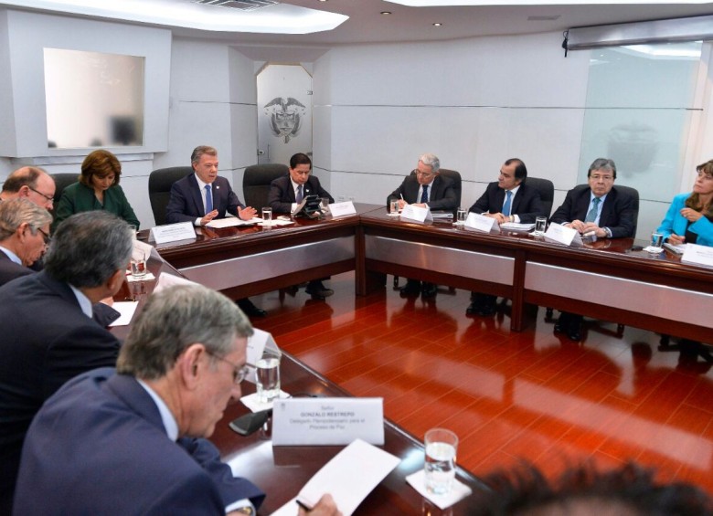 Durante mes y medio el presidente Juan Manuel Santos y sus voceros sostuvieron encuentros con el expresidente Álvaro Uribe y los difrentes representante del No y de las víctimas. FOTO Colprensa