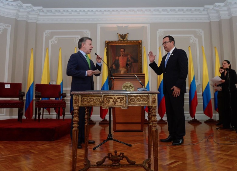 El presidente Santos le tomó juramento a Prada en el Palacio de Nariño. FOTO: Cortesía Presidencia