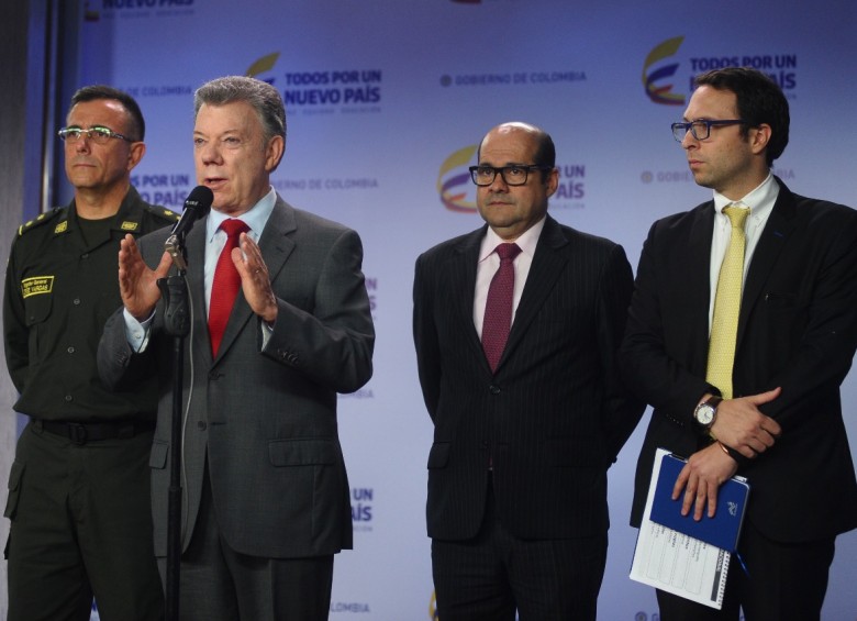 Santos hizo el anuncio acompañado del secretario de Transparencia, el director de la Dijin y el fiscal Luis González, encargado del caso. FOTO PRESIDENCIA / N. CÁRDENAS