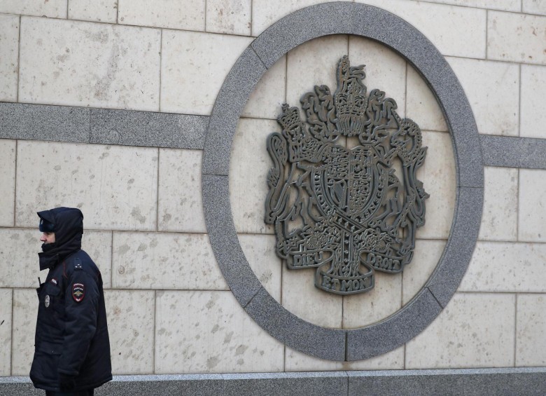 Un policía ruso vigila la embajada británica en Moscú, Rusia. Foto: EFE. 