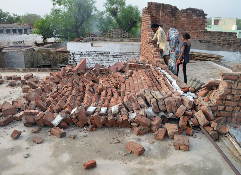 La mayor parte de los fallecimientos fueron causados por la caída de árboles o muros sobre ciudadanos indios. FOTO AFP