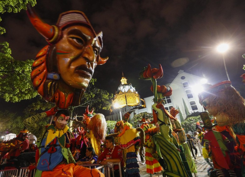 La llorona, el cura sin cabeza, la patasola y otros mitos y leyendas hacen parte del tradicional desfile en la ciudad de Medellín, que es considerado patrimonio cultural inmaterial de Latinoamérica. Foto: Manuel Saldarriaga Quintero