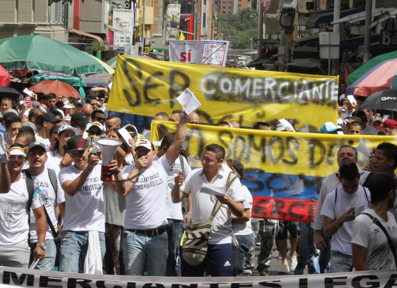 Cerca de 20 mil personas, entre comerciantes y sus empleados del sector de Guayaquil marcharon ayer por el centro de Medellín exigiendo ajustes a la ley anticontrabando. FOTO róbinson sáenz