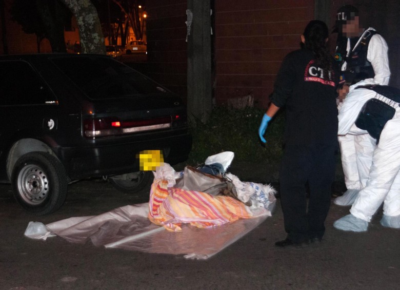 Cadáver de un hombre hallado en la carrera 46 con calle 35, estaba amarrado, envuelto en bolsas plásticas y en el baúl de un carro particular 24 de mayo de 2012. Foto: Reportero Qhubo