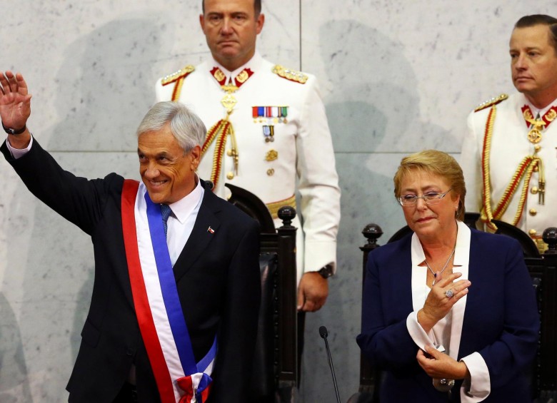  El conservador Sebastián Piñera (I) junto a la socialista Michelle Bachelet (D). FOTO REUTERS