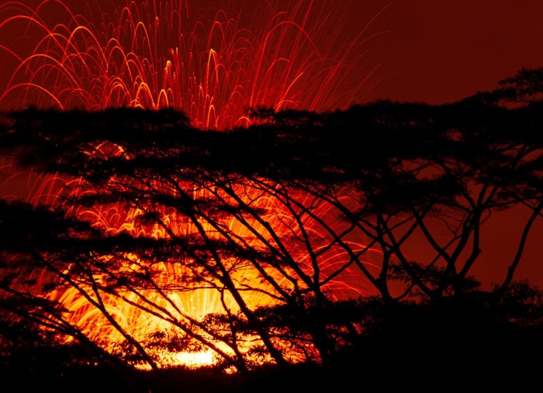 La erupción del volcán Kilauea en las islas de Hawai es una de las más largas de las últimas décadas. El río de lava que desciende por sus laderas ya alcanzó el mar y ha causado la evacuación de cientos de viviendas. Foto: EFE