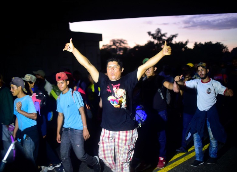 Caravana de migrantes hondureños reanuda marcha hacia EE.UU.