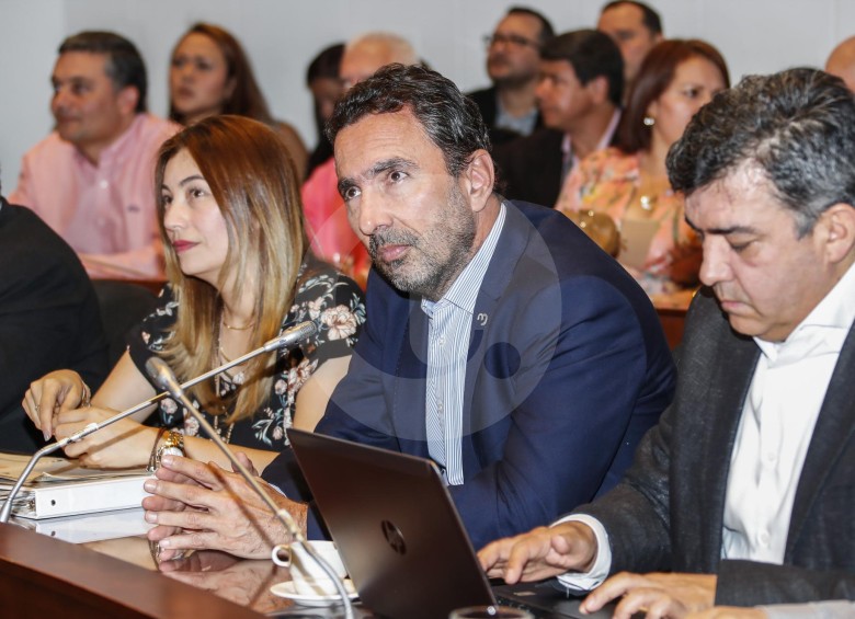 El gerente Jorge Londoño de la Cuesta (centro) durante su intervención el 24 de julio en sesión del Concejo de Medellín que abordó la contingencia en el proyecto Hidroituango. FOTO róbinson sáenz