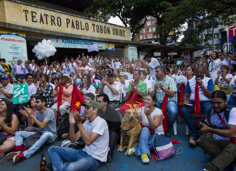 Cerca de mil personas se congregaron en el Teatro Pablo Tobón Uribe para ver en pantalla gigante la firma del Acuerdo. FOTO Jaime Pérez