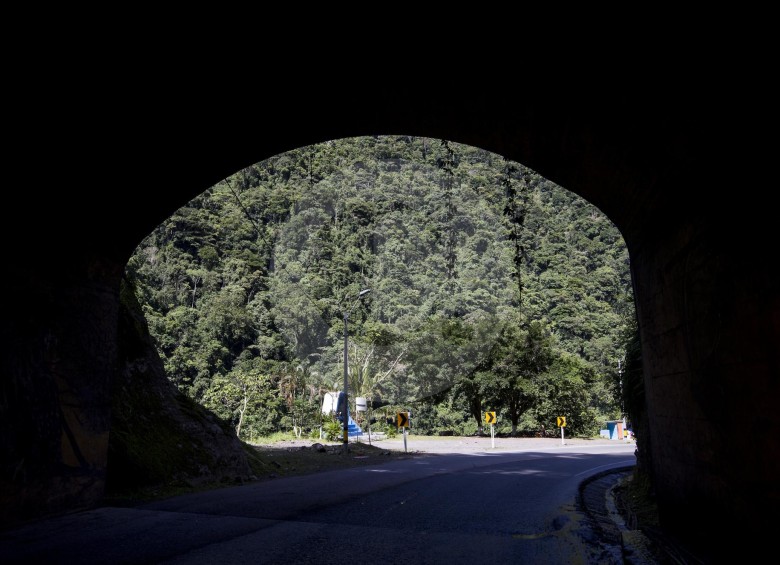Vía Mutatá-Dabeiba en el túnel de La Llorona. FOTO JAIME PÉREZ MUNÉVAR