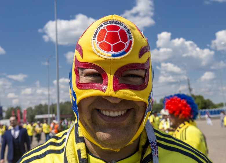 Enmascarados con la Tricolor ya adornan los alrededores del Mordovia Arena. FOTO JUAN ANTONIO SÁNCHEZ- ENVIADO ESPECIAL
