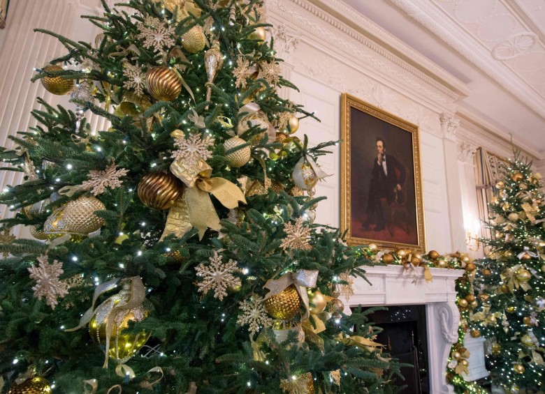Un total de 53 arbolillos navideños repartidos por la Casa Blanca, más de 5.600 metros de luces y más de 3.400 metros de cinta componen la decoración. FOTO AFP