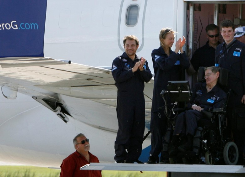 El presidente de ZERO-G, Peter Diamandis, y Hawking en la Centro Espacial Kennedy, en Cabo Cañaveral. FOTO REUTERS