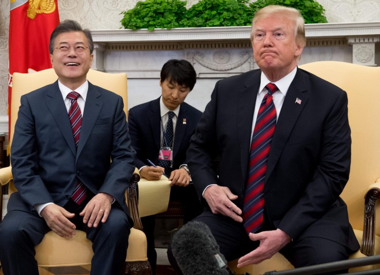 El mandatario estadounidense se reunió con su similar surcoreano, Moon Jae-in, este martes y se mostró optimista a pesar de su anuncio sobre Norcorea. FOTO AFP