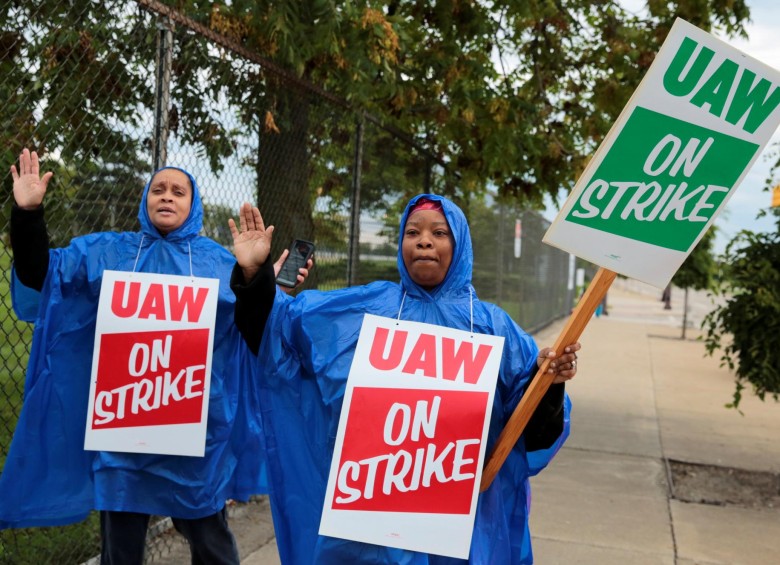 Un miembro de United Auto Workers, trabajadores de Aramark, lleva una señal de huelga fuera de la planta de ensamblaje de General Motors. Foto: Reuters.