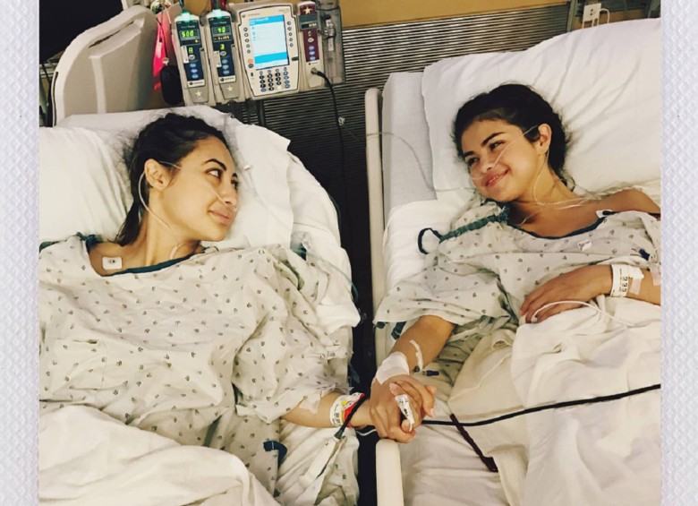 Selena Gomez, junto a la amiga que le ha donado un riñón, en la foto de Instagram. FOTO: @SelenaGomez