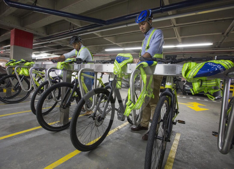 El uso de las bicicletas, ya sean eléctricas o tradicionales, es la estrategia que con más frecuencia han implementado las empresas como aporte a la movilidad sostenible en la ciudad. FOTO Manuel Saldarriaga