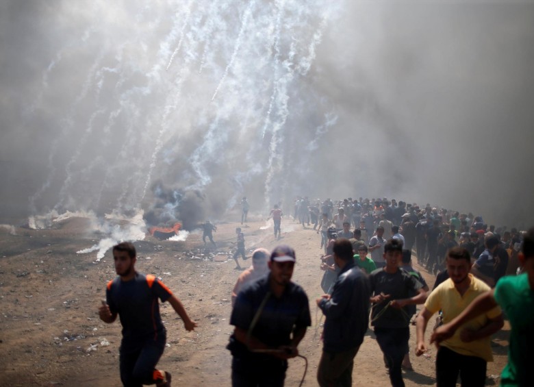 Supuestamente, según las Fuerzas de Defensa de Israel (FDI), los palestinos estaban lanzando bombas molotov al muro de separación. FOTO REUTERS