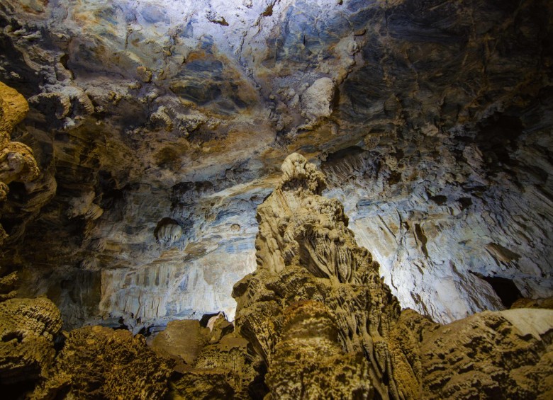Paisaje de la caverna del Nus, en el oriente de Antioquia. Se aprecia una gran estalagmita. Esta es tal vez la más conocida del departamento. FOTO cortesía Villegas Editores/Higuera