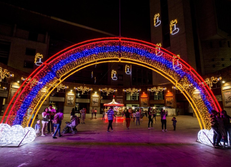 Los arcos en los diferentes parques y algunas avenidas de Itagüí son el motivo principal del alumbrado navideño de 2018, un diseño que permite a los visitantes disfrutar más de cerca y llevarse buenas fotos como recuerdo. Foto: Jaime Pérez.