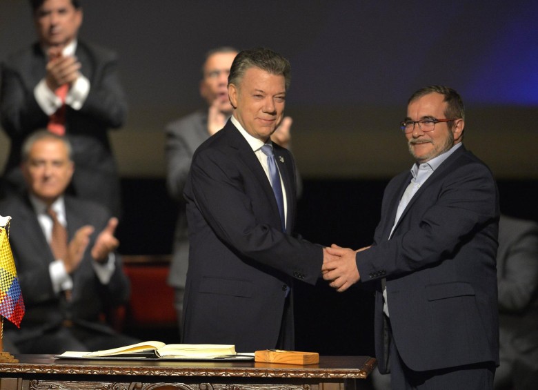 El presidente Juan Manuel Santos, y el jefe de las Farc, Timochenko, firmaron los acuerdos pactados, por segunda vez, el 24 de noviembre. El 2 de octubre, en el plebiscito venció el No y se tuvo que renegociar el acuerdo. FOTOs afp y robinson sáenz