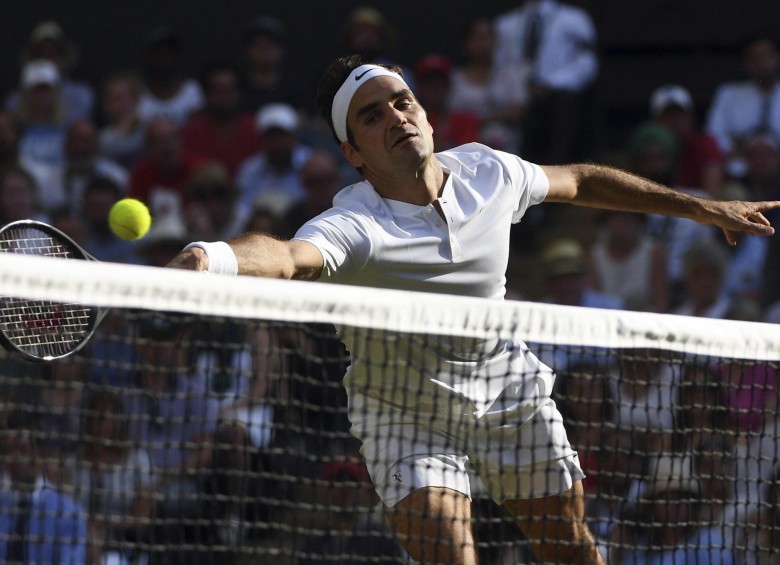 Roger Federer aspira a conseguir su octava corona en el césped de Londres, ya ha dado pasos importantes al llegar a cuartos. Ahora su rival es uno que ya le ganó: Milos Raonic. FOTO eFe 