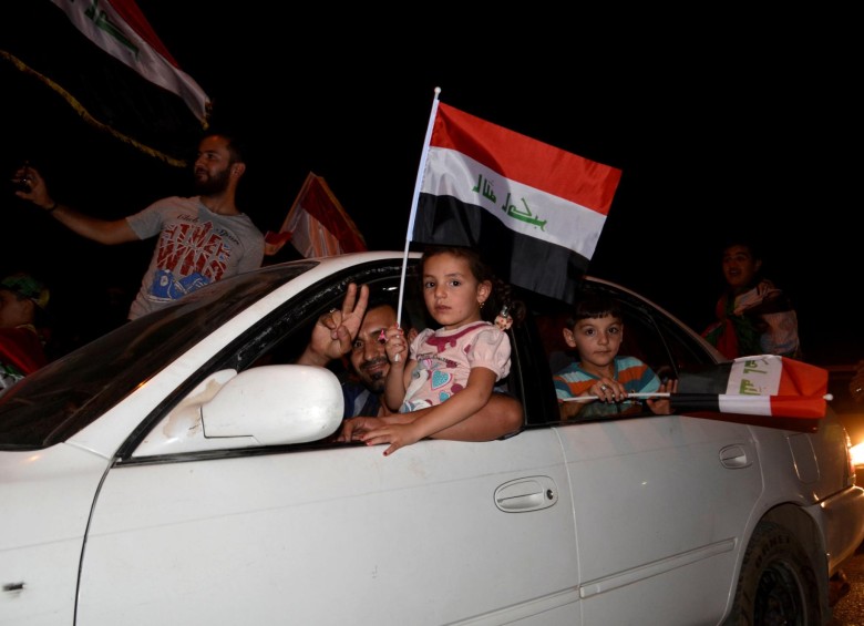 Ciudadanos iraquíes por fin pudieron salir a celebrar el lunes a las calles de la devastada Mosul, tras el anuncio del primer ministro Haider al Abadi, de la derrota de los yihadistas. FOTO reuters