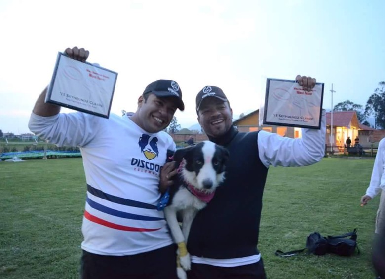 Sebastian Zapata y Andrés Valencia celebran el paso al mundial con Molly. FOTO Cortesía Disc Dog Colombia