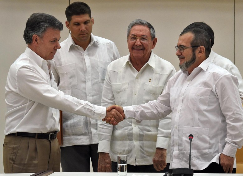 En la tarde de este miércoles el Presidente Santos se encontró cara a cara con “Timochenko”, jefe de las Farc, para anunciar acuerdos del proceso de paz. FOTO: AFP