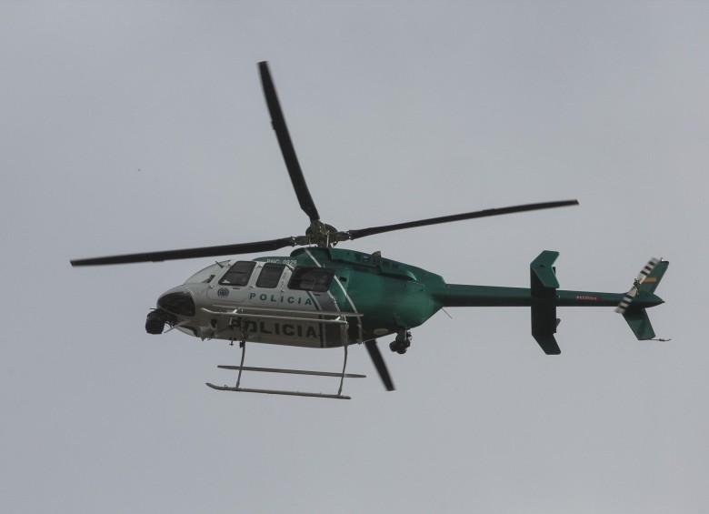El helicóptero de la Policía Metropolitana de Medellín acompañó el operativo en el sector donde se registraron los disparos. FOTO Manuel Saldarriaga