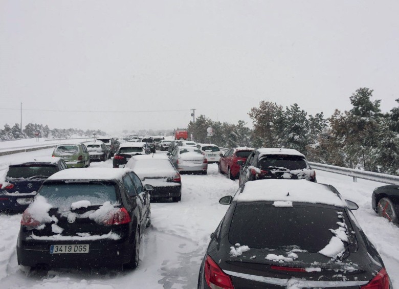 Cientos de vehículos y miles de personas, incluidos niños, han quedado atrapadas a causa de una gran nevada en Ávila, Segovia y Madrid, en el centro del país. FOTO EFE