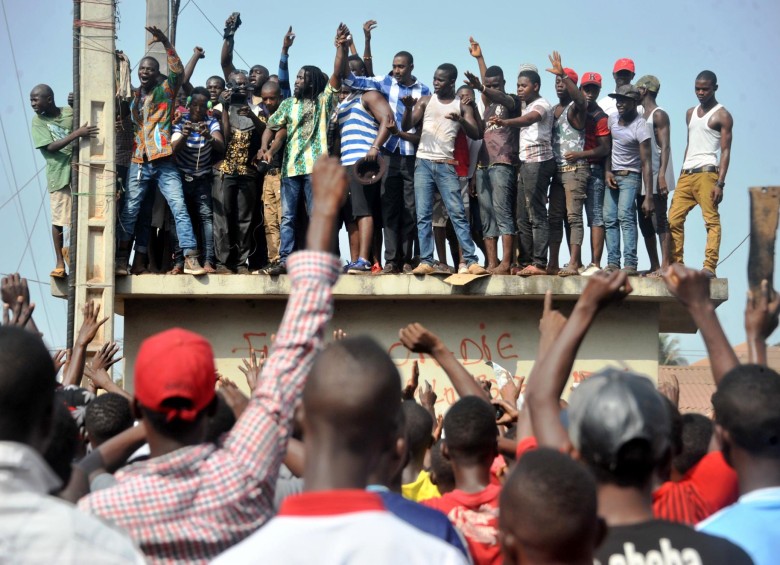 Protestas violentas en Guinea por el cierre de escuelas por parte del Gobierno. FOTO AFP
