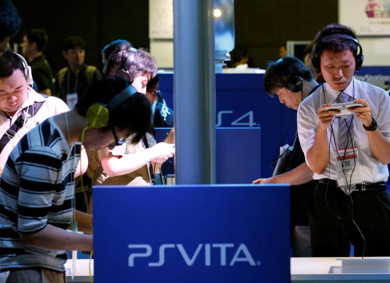 Varios jugadores del PlayStation Vita de Sony en el Tokyo Game Show 2016. FOTO AP